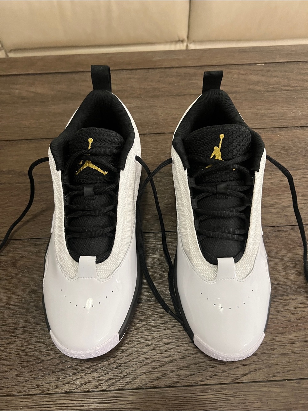 Nike Air Jordan Max Aura 6 Low-Top Sneakers in White, Black & Gold size 8.5